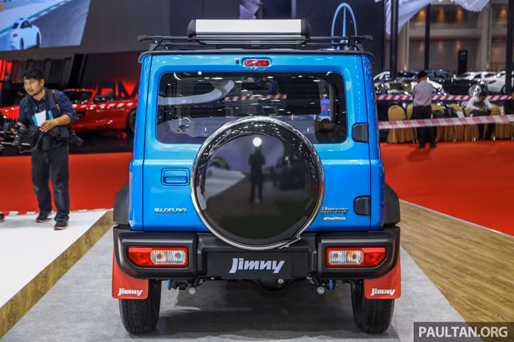 Các kích thước cơ bản của mẫu xe Suzuki Jimny 2019 mới bao gồm chiều dài 3.480 mm hoặc 3.645 mm bao gồm cả lốp dự phòng, chiều rộng 1.645 mm, chiều cao 1.720 mm, chiều dài cơ sở 2.250 mm và chiều cao gầm 220 mm. Trọng lượng của xe dao động từ 1.080 - 1.110 kg.