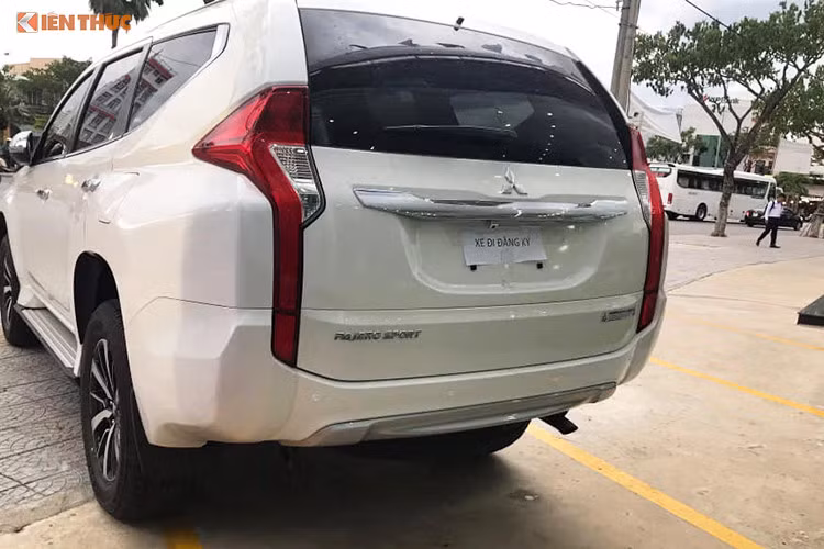 Theo thông số kỹ thuật, bản số sàn máy dầu mới của Mitsubishi Pajero Sport sẽ được trang bị động cơ diesel MIVEC 2.4L, kết hợp với hộp số sàn 6 cấp và hệ dẫn động cầu sau, cho công suất tối đa 181 mã lực tại tua máy 3.500 vòng/phút cùng mô-men xoắn cực đại 430 Nm tại tua máy 2.500 vòng/phút.