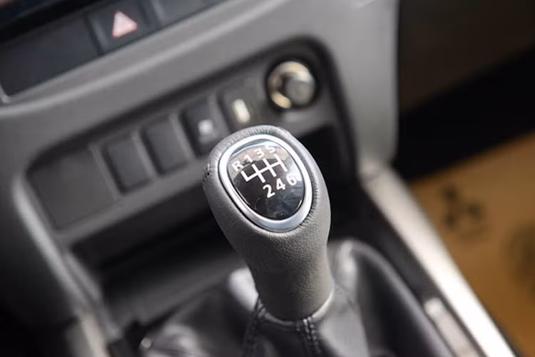 Một số trang bị an toàn trên Mitsubishi Pajero Sport 2019 D4x2MT bao gồm hệ thống ABS, phân phối lực phanh điện tử, hệ thống trợ lực phanh khẩn cấp, cân bằng điện tử và kiểm soát lực kéo, hỗ trợ khởi hành ngang dốc.