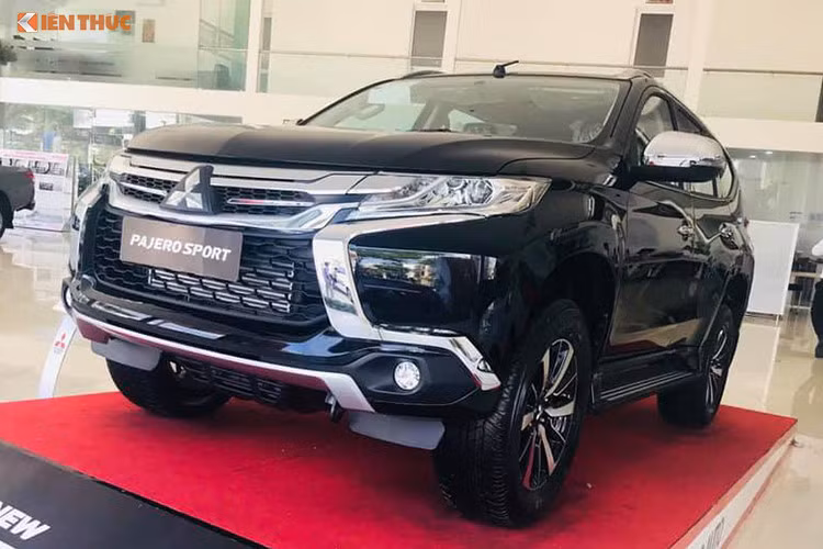Giá xe Mitsubishi Pajero Sport D 4×2 MT mới hiện có được bán từ 980,5 triệu đồng tại Việt Nam, rẻ hơn so với "đối thủ" Toyota Fortuner 4×2 MT giá 1,026 tỷ đồng nhưng được trang bị tính năng tương đương.