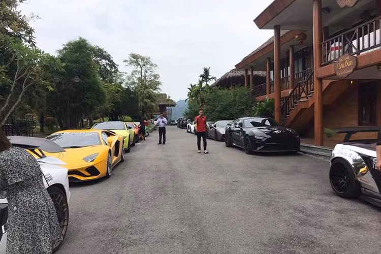 Hình ảnh dàn siêu xe của các thành viên trong đoàn Car Passion 2019 xuất hiện tại điểm dừng chân ở Bản Lác - Mai Châu, tỉnh Hoà Bình.