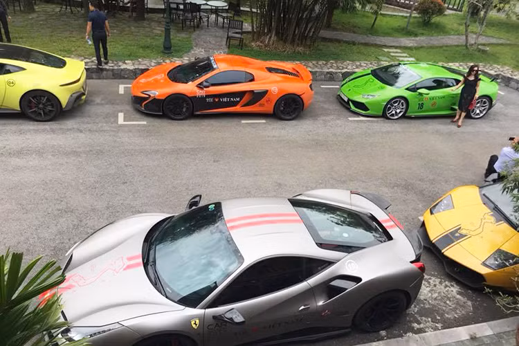 Đoàn Car Passion 2019 khởi hành sáng nay thiếu vắng 3 siêu xe nhưng đã có thêm một chiếc Ferrari 488 GTB màu đỏ tham dự từ Hòa Bình.