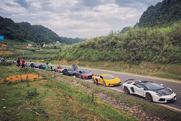 Được biết, trong hành trình di chuyển đến Mộc Châu, siêu xe Lamborghini Aventador S LP740-4 của doanh nhân quận 12 đã gặp sự cố ở trên đường đèo nhưng nhanh chóng được các thành viên trong đoàn cùng chủ nhân khắc phục và vẫn di chuyển với các siêu xe khác đến địa điểm tập kết trong ngày thứ 3 diễn ra hành trình siêu xe Car Passion 2019.