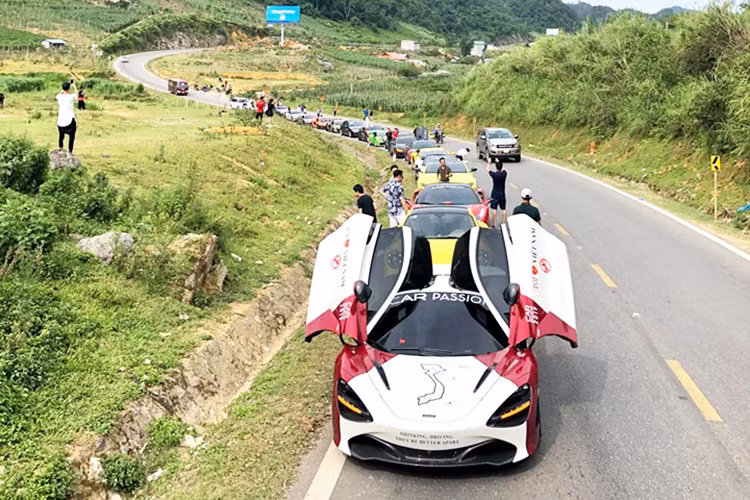 Vượt hành trình hơn 300 km, đoàn Car Passion 2019 đã có mặt tại Mộc Châu vào khoảng 16h chiều nay, ngày 16/6/2019. Khó khăn nhất của đoàn chính là các đoạn đường đèo, hay các con đường đang được sửa chữa nên xuất hiện nhiều đá dăm cũng như đất cát. Đèo Đá Trắng (Thung Khe) cảnh rất đẹp nhưng đường khá xấu nên khiến các thành viên lái xe hơi vất vả.