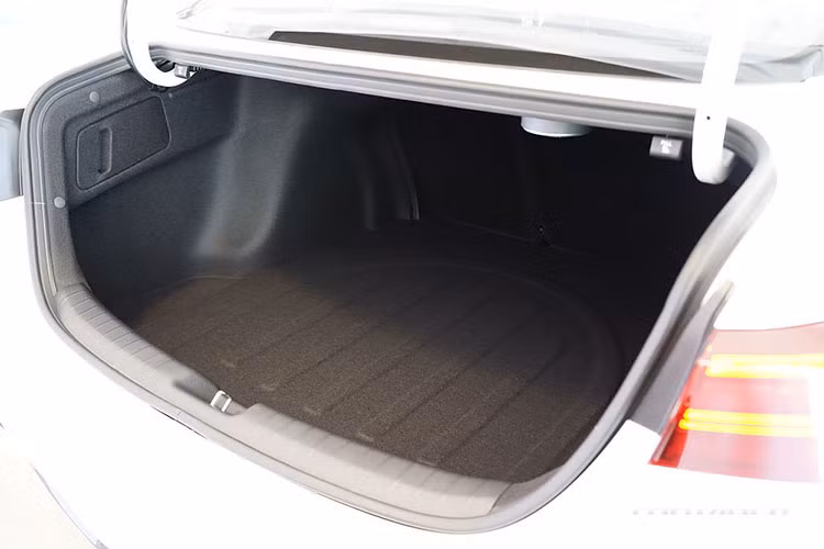 Mẫu xe này vừa có mặt tại các đại lý của Kia Australia với 3 phiên bản S, Sport và Sport+, kèm mức giá xe Kia Cerato 2021 lần lượt là 20.100 USD, 21.600 USD và 24.500 USD (từ 460 đến 565 triệu đồng). Kể từ năm 2018, Kia Cerato tại Việt Nam sau khi được Trường Hải Thaco mang về nước phiên bản mới nhất, doanh số của mẫu xe này trong từng tháng không ngừng “bứt tốc” thậm chí có tháng còn nằm trong top 3 xe bán chạy nhất thị trường.