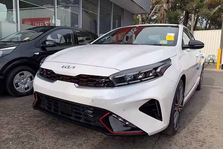 Tuy nhiên, mẫu xe C này đã được nhà sản xuất Hàn Quốc chỉnh sửa một chút phần ngoại thất để trông bắt mắt hơn. Phần đầu xe Kia Cerato thế hệ mới có lưới tản nhiệt kết nối với đèn pha mỏng và hiệu ứng ba chiều thông qua các đường trang trí crôm năng động từ lưới tản nhiệt đến đèn pha. 