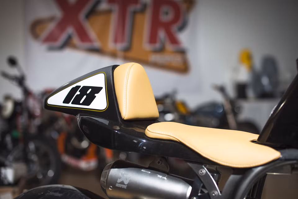 Mặc dù Hans Muth chẳng bao giờ quan tâm đến doanh số của BMW R100 RS, việc tăng cường khung sườn và nâng công suất động cơ của ông đã làm cho R100 RS trở thành một trong những chiếc xe lý tưởng nhất mọi thời đại.