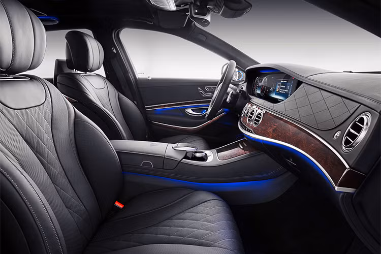 Mercedes-Maybach S-Class 2019 sẽ được bán ra thị trường với 2 phiên bản là S560 4MATIC và S650. Trong đó, phiên bản S560 4MATIC được trang bị động cơ V8 4.0 L tăng áp kép mạnh 463 mã lực và mô men xoắn cực đại 700 Nm, kết hợp với hệ dẫn động 4 bánh 4MATIC. 