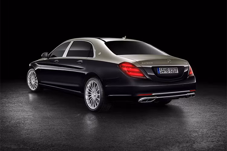 Thân xe 2 tông màu đã được Mercedes sơn tới 2 lớp bóng một cách thủ công, để khiến lớp sơn tối màu có độ sâu và sáng hơn. Phong cách đi màu ngoại thất này khiến ta dễ dàng liên tưởng tới những chiếc xe siêu sang Rolls-Royce. Bộ mâm mới được trang bị cho xe nhằm cũng góp phần tạo ngoại hình tươi mới hơn. Bộ mâm 20 inch là trang bị tiêu chuẩn. 