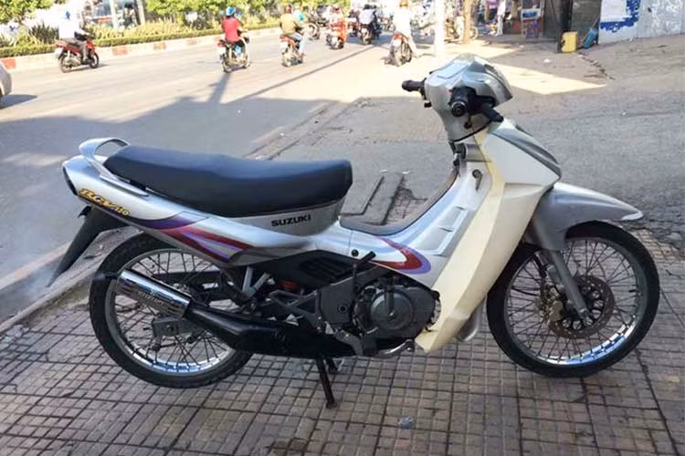 Tại Việt Nam, những dòng xe máy hàng hiếm như Honda Dream II, Spacy hàng Thái dưới dạng hàng đã qua sử dụng nhưng luôn có giá bán lên tới hàng trăm triệu đồng tùy vào mức độ zin theo xe và Suzuki RGV 120 cũng không là ngoại lệ. Chiếc xe trong bài viết này hiện đang được chủ nhân "thét giá" lên tới hơn 200 triệu đồng tại TP HCM.