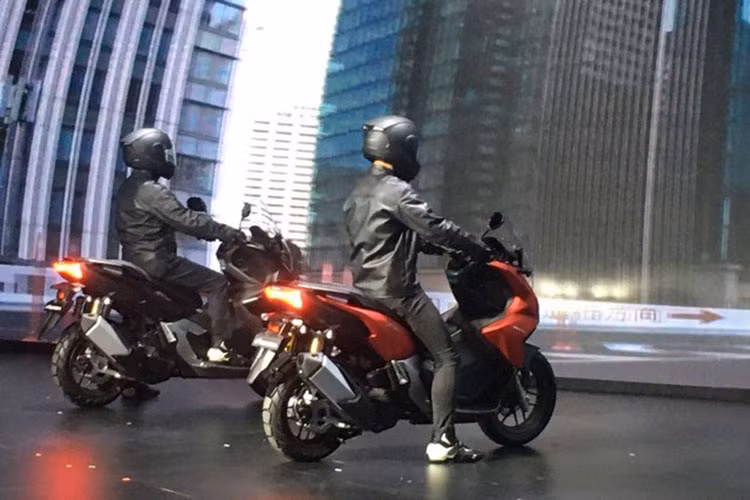 Theo công bố của Honda, mẫu ADV 160 sở hữu hệ thống chiếu sáng full LED giúp tăng hiệu năng chiếu sáng, hệ thống khóa thông minh Smart Key, cốp chưa đồ dưới yên xe rộng rãi.