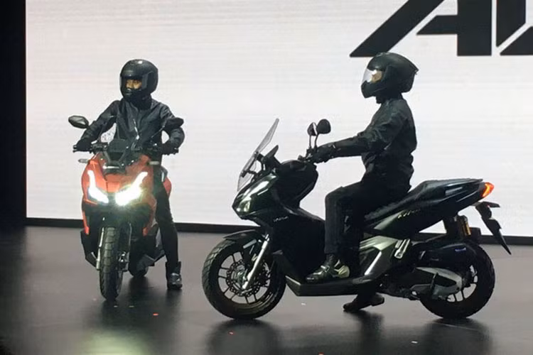 Về ngoại hình, mẫu xe ga Honda ADV 160 2022 vẫn mang thiết kế xe ga ADV lấy cảm hứng từ đàn anh Honda X-ADV khá bụi bặm. Thân xe có một số cải tiến ở dàn vỏ khá giống đàn anh Honda ADV 350, giúp mang đến vẻ ngoài mới mẻ hơn. 