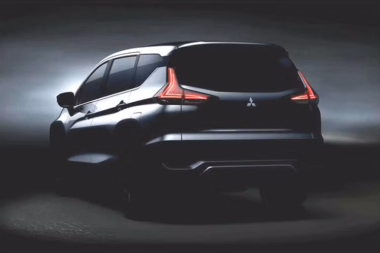 Qua những hình ảnh chính thức đầu tiên do Mitsubishi tung ra, có thể thấy mẫu MPV này được trang bị phần đầu xe khá rối mắt. Thiết kế đầu xe của mẫu MPV được lấy cảm hứng từ mẫu xe Mitsubishi XM Concept từng trình làng trong triển lãm Gaikindo diễn ra tại Indonesia 2016.
