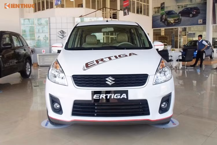 Mẫu xe MPV 7 chỗ cỡ nhỏ Suzuki Ertiga không có doanh số cao, thậm chí nằm trong top "đèn đỏ" tháng 7 vừa qua với số lượng xe bán ra chỉ đạt khoảng 13 chiếc - cao nhất từ đầu năm đến nay. Doanh số cộng dồn của mẫu xe này sau 7 tháng của năm 2017 khoảng 125 chiếc, chưa bằng con số lẻ của đối thủ trực tiếp Toyota Innova tại thị trường ôtô Việt.