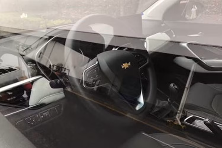 Hiện hình ảnh nội thất chính thức của Chevrolet Captiva 2019 vẫn chưa được công bố. Rất có thể xe sẽ chia sẻ thiết kế nội thất với Baojun 530 tương tự ngoại thất với không gian nội thất 5 chỗ và 7 chỗ. Xe có những trang bị nội thất nổi bật như màn hình cảm ứng trung tâm 8 inch, hệ thống định vị toàn cầu GPS, camera lùi, kết nối Bluetooth, cổng USB, dàn âm thanh 6 loa, ghế chỉnh điện và cửa sổ trời toàn cảnh.