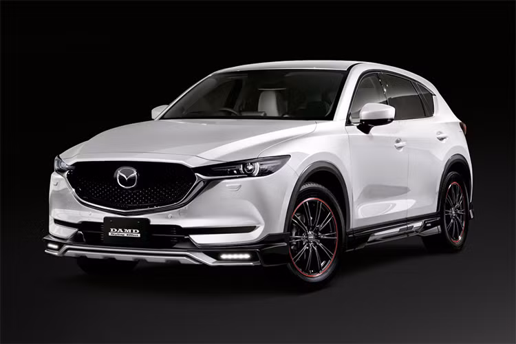 Giữ lại cản trước, sau và hai bên nguyên bản trên mẫu xe CX-5 mới, hãng đã trang bị bộ ốp mới bên dưới những chi tiết này. Toàn bộ các chi tiết trang trí bodykit đều làm từ nhựa ABS có độ bền và dẻo dai cao.