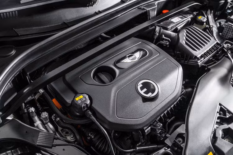 Chọn chế độ chạy điện hoàn toàn thông qua nút điều khiển eDRIVE, chiếc xe có thể đạt tốc độ tối đa 125km/h và có thể di chuyển phạm vi tối đa 40 km trong 1 lần sạc. Toàn bộ điện năng cung cấp cho 2 động cơ điện từ gói pin lithium ion đặt dưới hàng ghế sau của xe. Thời gian sạc đầy gói pin qua các cổng sạc tiêu chuẩn mất từ 2:15-03:15 giờ.