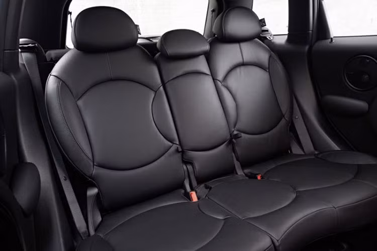 Thương hiệu xe MINI công bố, Countryman ALL4 hybrid tiêu thụ 2,3-2,1 l/100km; phát sinh khí thải CO2 từ 52 - 49 g/km. Khi đề pa, xe sẽ sử dụng sức kéo từ động cơ điện để đầy xe đạt tốc độ 80km/h, sau đó động cơ xăng mới cung cấp sức mạnh tới các bánh xe.