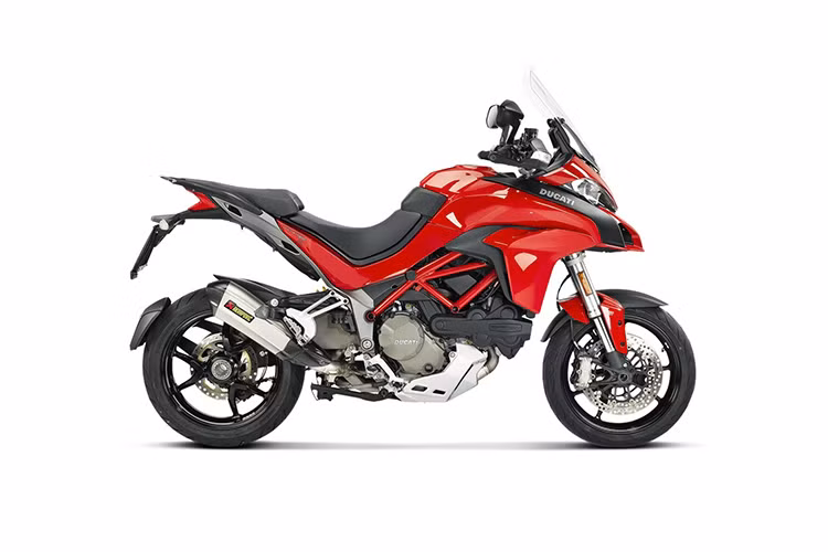 Ống xả mới được hãng pô Akrapovic coi như một bước tiến hóa thay vì là một bản nâng cấp thông thường. Nó được làm từ titanium và thiết kế hình lục giác giúp tối ưu khả năng lưu chuyển khí thải.