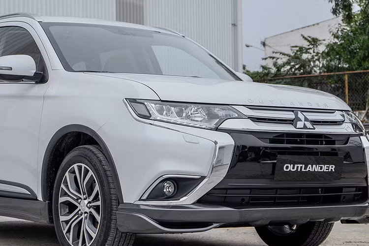 Xe vẫn mang ngôn ngữ thiết kế Dynamic Shield của hãng xe ôtô Mitsubishi. Phần đầu xe toát lên vẻ khỏe khoắn nhưng không kém phần sang trọng với lưới tản nhiệt hình thang rộng, viền mạ crôm bản lớn kéo từ đèn pha và đèn chạy ban ngàu dạng led tới đèn sương mù.
