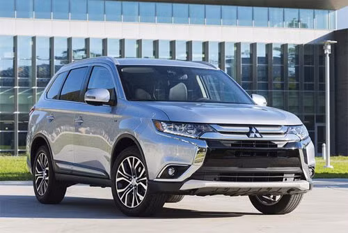 Tại thị trường Ấn Độ, giá xe Mitsubishi Outlander sẽ từ 3,154 triệu INR (tương đương 1,063 tỷ đồng). Xe sẽ được phân phối dưới hình thức nhập khẩu nguyên chiếc tại Ấn Độ. Đối thủ của mẫu xe này sẽ là Volkswagen Tiguan, Skoda Kodiaq, Ford Endeavour (Ford Everest), Toyota Fortuner và Isuzu MU-X, với giá bán đều thấp hơn nhiều.