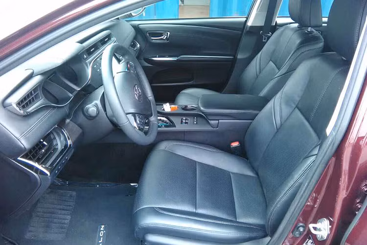 Điểm nổi bật của mẫu xe Toyota Avalon Hybrid thế hệ mới nằm ở khoang nội thất chất lượng bậc nhất mà Toyota từng trang bị cho một chiếc sedan - rộng rãi, tiện nghi và đem lại cảm giác của một chiếc xe hạng sang. Bảng điều khiển trung tâm đẹp mắt với chất liệu nhám chống bám vân tay và cho cảm giác trang nhã.