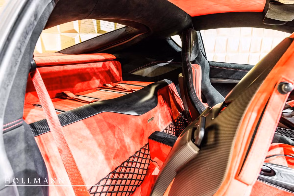 Trên toàn thế giới chỉ có đúng 799 chiếc siêu xe Ferrari F12tdf được sản xuất. Mẫu xe này chính là phiên bản hiệu suất cao của Ferrari F12 Berlinetta. Siêu phẩm hàng hiếm Ferrari F12tdf được trang bị khối động cơ V12, dung tích 6.3 lít, tương tự F12 Berlinetta tiêu chuẩn.