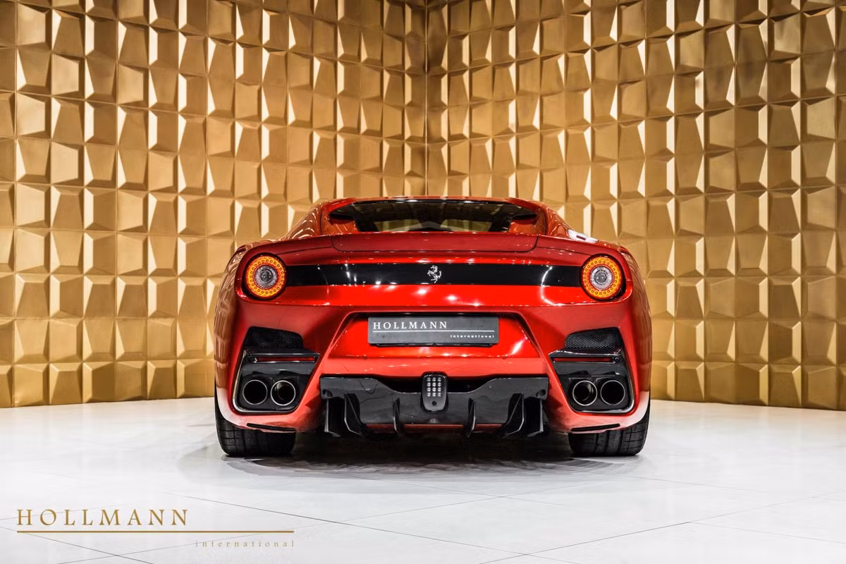 Điểm ấn tượng và đập vào mắt người xem chính là màu sơn đỏ Rosso Fuoco rất nóng bỏng xuất hiện ở ngoại thất chiếc siêu xe Ferrari F12tdf đang được chào bán với giá cao khủng khiếp này. Chưa hết, một số chi tiết ở ngoại hình chiếc xe này còn đi kèm sợi carbon bóng.
