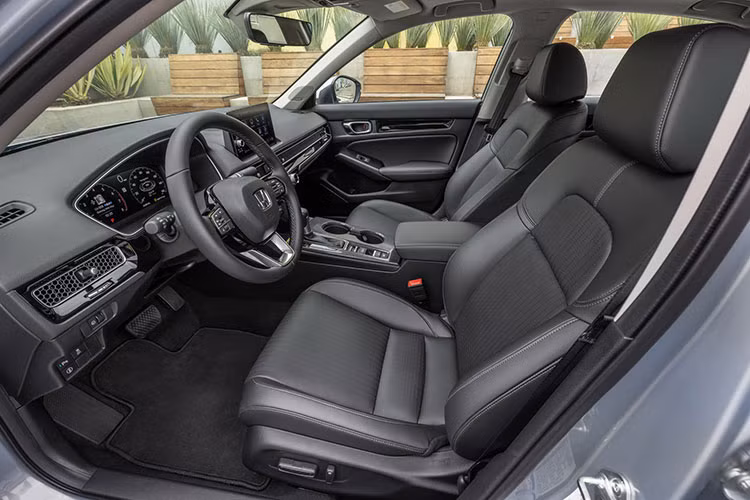 Honda Civic 2022 còn giới thiệu một túi khí đầu tiên trên thế giới được thiết kế để giảm chấn thương não bằng cách kiểm soát chuyển động của đầu tốt hơn trong một số loại va chạm. Túi khí bên người lái hình bánh donut sẽ nâng đỡ đầu khi gặp tai nạn, trong khi túi khí 3 bên hành khách mở ra giống như một cuốn sách.