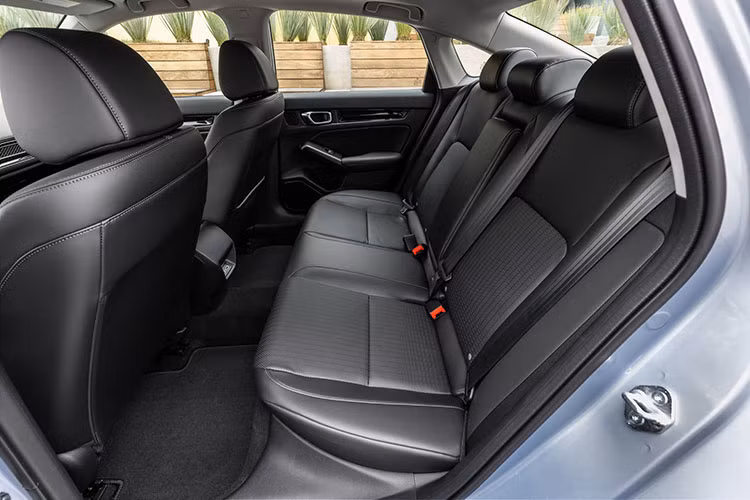 Ngoài ra, Honda Civic 2022 còn được trang bị gói an toàn chủ động Honda Sensing được cải tiến nhờ một camera mới cung cấp tầm nhìn rộng hơn trước. Cùng với phần mềm tốt hơn, hệ thống giờ đây có thể xác định người đi bộ, người đi xe đạp và các phương tiện khác nhanh hơn. Hệ thống kiểm soát hành trình thích ứng cũng đã được cải thiện phản ứng nhanh hơn, tự nhiên hơn và mượt mà hơn.