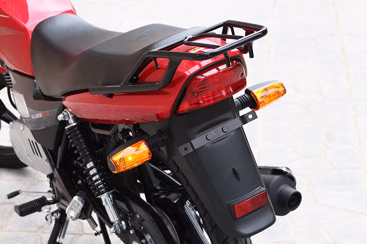 Chiều cao yên của mẫu xe HJ125K-A về Việt Nam là 750 mm, khá phù hợp với vóc dáng của người dùng tại Châu Á. Trên mẫu xe mới này, nó được hãng xe máy Suzuki thiết kế với phần nhựa chắc chắn, gọn gàng nhưng đơn giản khá dễ dàng cho người dùng sử dụng với nhiều mục đích khác nhau, từ đường phố đến các cung đường phượt...