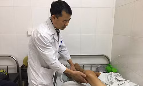 Chân tay biến dạng, mất hết chức năng vì căn bệnh tưởng của nhà giàu Chan tay bien dang, mat het chuc nang vi can benh tuong cua nha giau
