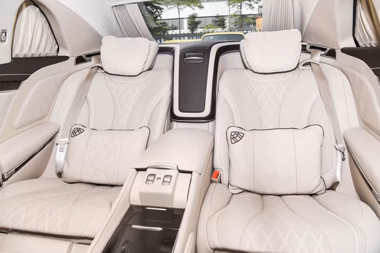 Vị trí ghế ngồi dành cho chủ nhân sở hữu nhiều tiện nghi như chỉnh điện đa hướng, nhớ 3 vị trí, đỡ chân, massage, sưởi, thông gió, rèm che nắng, tủ lạnh mini, cửa sau đóng tự động, hệ thống âm thanh 2 khoang độc lập của Burmester..., vách ngăn khoang lái và khoang hành khách có thể lựa chọn chế độ mờ đục hoặc trong suốt. Khu vực trần ở vị trí chủ nhân có 3 đồng hồ dạng kim số, hiện thị tốc độ của xe, giờ và nhiệt độ bên ngoài.