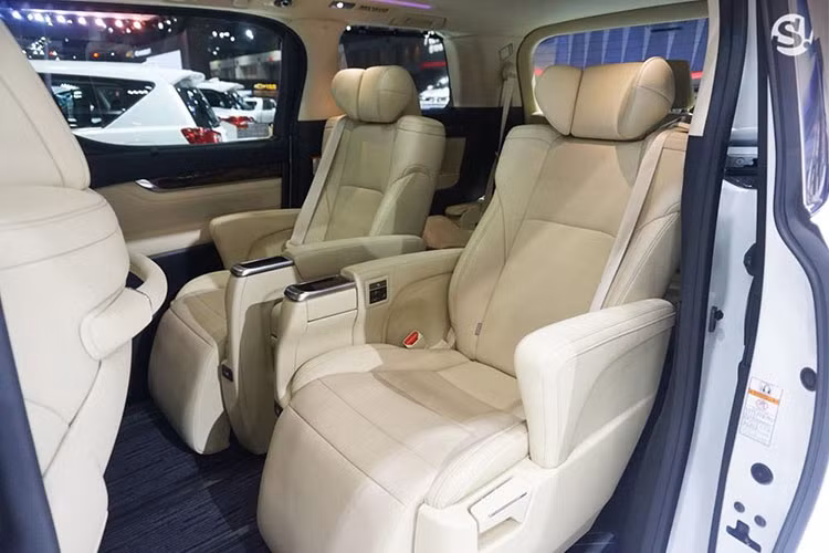 Xe được trang bị chìa khóa thông minh, khởi động bằng nút bấm, ghế sau chỉnh điện chỉnh điện 10 hướng tích hợp 3 vị trí nhớ. Hệ thống điều hòa tự động 3 vùng độc lập có tính năng lọc không khí bằng ion, trang bị giải trí trên MPV Toyota Alphard mới như DVD, hỗ trợ định dạng MP3 và các kết nối AUX/USB/ Bluetooth, âm thanh 8 loa JBL.