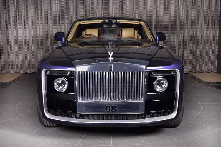13 triệu USD là số tiền khổng lồ cho một chiếc xe. Cùng số tiền này, người ta có thể mua được 4 chiếc Bugatti Chiron. Tuy nhiên, với những vị đại gia siêu giàu, việc thỏa mãn sở thích là ưu tiên hàng đầu. Năm 2014, một vị đại gia giấu mặt đã mua chiếc Ferrari 250 GTO đời 1962 với giá 40 triệu USD trong một cuộc đấu giá.