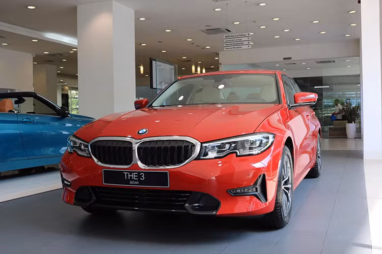 Nhiều người trông đợi một phiên bản giá mềm hơn của 330i M-Sport, vì vậy sự có mặt của BMW 330i Sport-Line mới khá đúng thời điểm. Dù chưa phải là phiên bản tiêu chuẩn 320i nhưng giá bán của mẫu xe mới về Việt Nam này cũng đã rẻ hơn 330i M-Sport khoảng 200 triệu đồng. 