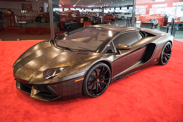 Chúng ta đã từng thấy qua tương đối nhiều mẫu Lamborghini Aventador độ đủ các màu săc. Nhưng có lẽ đây là lần đầu tiên chúng ta được nhìn thấy một phiên bản Aventador bọc da rắn.