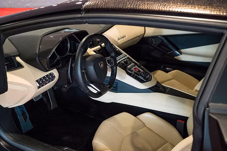 Lamborghini Aventador sở hữu động cơ 6.0l V12 700 PS kèm hộp số ISR 7 cấp và hệ dẫn động 4 bánh, chiếc xe có khả năng đạt 0-100 km/h trong 2,9 giây và tốc độ tối đa 350 km/h.