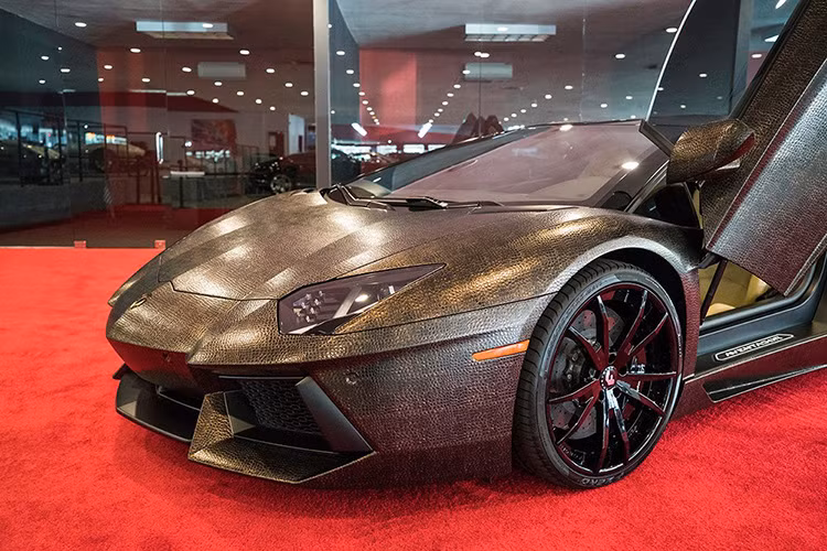 Bộ cánh mới của Aventador có một màu nâu pha với vàng rất bắt mắt và nếu các ánh đèn rọi vào, nó sẽ tỏa ra những tia sáng màu vàng rực rỡ.