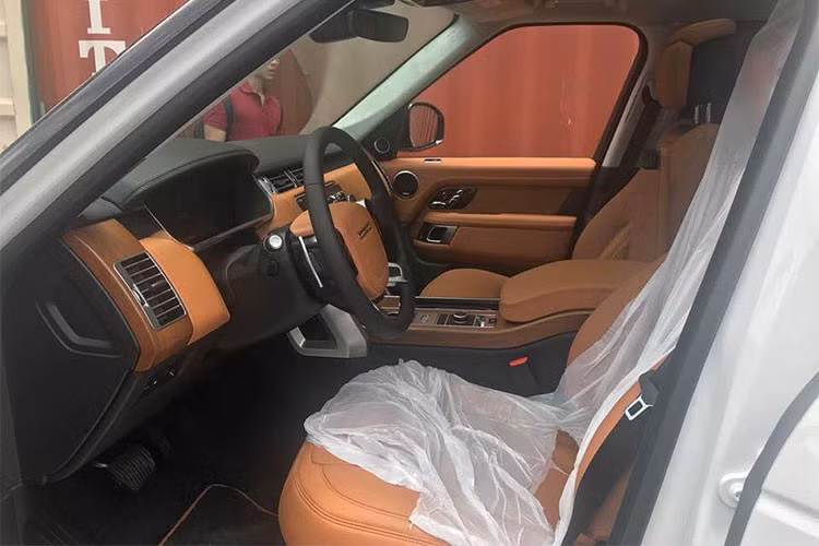 Do thuộc bản LWB nên chiếc SUV siêu sang có trục cơ sở dài hơn bản tiêu chuẩn khoảng 200mm, giúp cải thiện đáng kể không gian cho hàng ghế phía sau và cốp xe. Bên trong nội thất xe được thiết kế vô cùng sang trọng và cao cấp, với màn hình hiển thị độ phân giải cao đặt phía sau vô lăng lớn 12 inch, màn hình HUD trên kính chắn gió giúp người lái dễ dàng quan sát hơn.