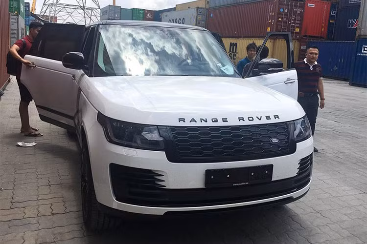 Nếu chỉ sử dụng cụm pin lithium-ion 13,1 kWh, Range Rover Autobiography P400e 2018 có thể hoàn thành quãng đường dài 31 miles, tương đương 50 km mà không cần động cơ xăng hỗ trợ. Cụm pin lithium-ion 13,1 kWh của Range Rover Autobiography P400e 2018 chỉ mất 2 giờ 45 phút để sạc đầy hoàn toàn nếu dùng bộ sạc nhanh 220V/32 Amp.