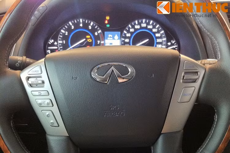 Vô lăng 4 chấu bọc da được trang bị túi khí an toàn, kết hợp nhiều chức năng đa phương tiện.