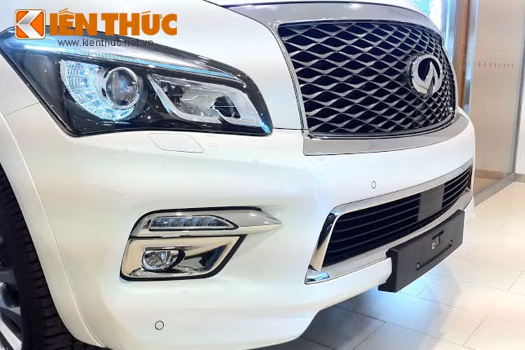 QX80 2015 có một số thay đổi ở cản xe trước và sau cùng bộ lưới tản nhiệt thiết kế mới bắt mắt hơn. Hệ thống đèn pha sử dụng công nghệ LED cùng đèn sương mù và đèn tín hiệu.