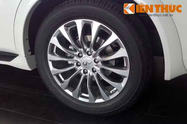 Bộ la-zăng 14 chấu 22 inches mang thiết kết mới dường như làm chiếc xe cao hơn so với phiên bản hiện tại.