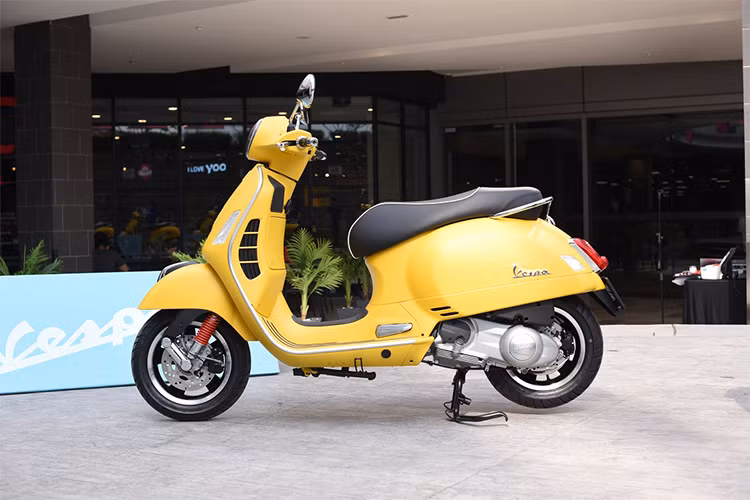 Động cơ được trang bị trên Vespa GTS Super 300 ABS mới là loại xy-lanh đơn, dung tích 278,3cc, làm mát bằng dung dịch, phun xăng điện tử, cho công suất 20,9 mã lực tại 7.750 vòng/phút và mô-men xoắn 22 Nm tại 5.000 vòng/phút. Theo công bố của nhà sản xuất xe máy Piaggio, mức tiêu hao nhiên liệu được nhà sản xuất công bố là 41,6 km/lít.