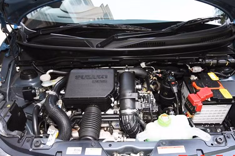 Xe cỡ nhỏ của Suzuki sử dụng hệ dẫn động Mild Hybrid với máy xăng K12C Dualjet 4 xy-lanh, dung tích 1,2 lít và hộp số biến thiên vô cấp CVT cho công suất tối đa 91 mã lực và mô-men xoắn cực đại 118 Nm. Suzuki Ignis chỉ tiêu thụ lượng nhiên liệu 28 km/lít, tương đương 3,57 lít/100 km, đối với phiên bản dẫn động 1 cầu.