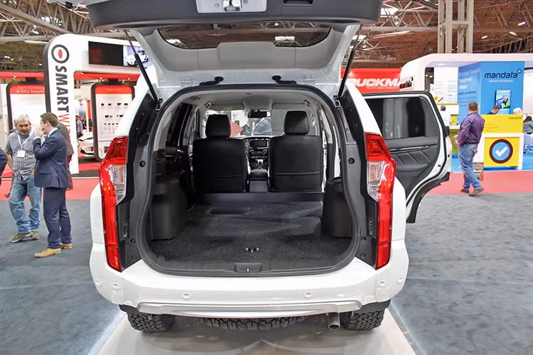 Với kích thước như trên, khoang hành lý rộng rãi của Mitsubishi Pajero Sport Commercial có trọng tải tối đa 605 kg và khả năng kéo hàng hóa nặng 3.100 kg. Ngoài ra, khoang hành lý của mẫu SUV 2 chỗ này còn có thể tích 1.488 lít. Bên dưới nắp capô của Pajero Sport Commercial là khối động cơ diesel 4 xi-lanh, tăng áp, dung tích 2,4 lít.