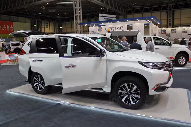 Mẫu SUV Mitsubishi Pajero Sport 2 chỗ này vốn được phát triển dựa trên phiên bản cao cấp của Mitsubishi Pajero Sport 7 chỗ. Sự biến mất của 2 hàng ghế sau làm tăng thêm sự đa dụng cho Pajero Sport Commercial. Cụ thể khoang hành lý với sàn phẳng của Mitsubishi Pajero Sport Commercial có chiều dài 1.920 mm, rộng 1.000 mm và cao 1.040 mm.