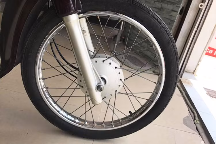 Ở phía trước của chiếc xe Dream II này, từ cặp phuộc tới moay-ơ và bộ lốp căm của chiếc xe vẫn còn như mới, chưa từng được tháo ra lần nào. Lốp trước cũng là lốp theo xe và được sản xuất bởi hãng phụ tùng Inoue của Thái Lan. Trong khi đó, cặp vành được sản xuất bởi Siam Goshi.