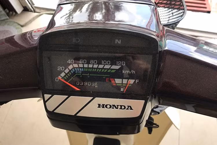 Chiếc xe máy Honda Dream II Thái Lan "tem lửa" này đã được một người sử dụng tại TP HCM mua mới vào năm 2001. Trải qua 16 năm, chủ nhân của chiếc xe sử dụng nó khá ít, chủ yếu "trùm mền" và chỉ cùng nó đi được khoảng hơn 3900 km trước khi bán lại chiếc xe cho một người chuyên sưu tầm và buôn bán xe máy độc ở Sài Gòn.